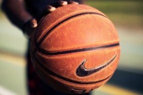 九游移动端-双线告急？Uzi新规引热议，湖人内忧外患